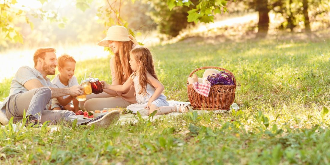 Famille qui déjeune / Planifier un voyage sur mesure pour toute la famille