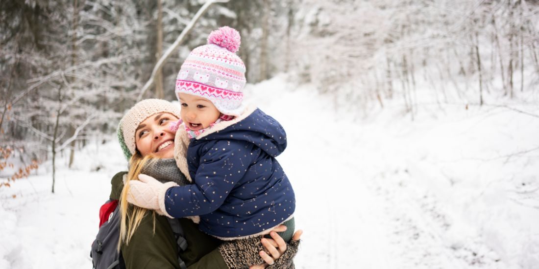 Famille heureuse en voyage à la neige